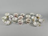 un ensemble de tasses à thé et de soucoupes en porcelaine