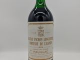 une bouteille de vin posée sur une table
