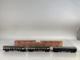 un petit train qui se trouve à côté d'une boîte