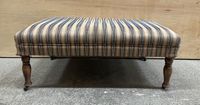 Banquette rectangulaire reposant sur quatre pieds balustre s…