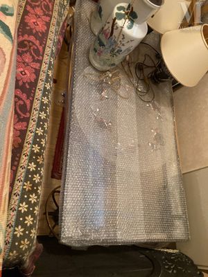 une théière et une tasse posées sur un lit
