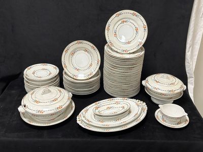 beaucoup d'assiettes et de bols sur la table