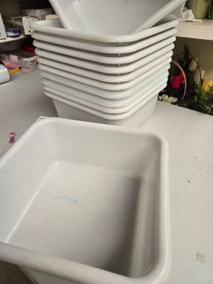 beaucoup d'assiettes blanches empilées les unes sur les autres