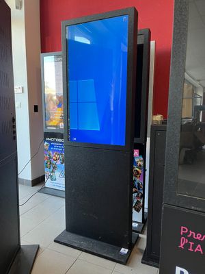 deux distributeurs automatiques qui se trouvent dans une pièce