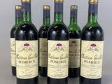 quatre bouteilles de vin sont alignées sur une table