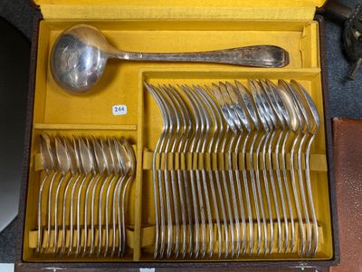 beaucoup d'argenterie dans une boîte jaune posée sur une table
