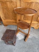 Petite table d'appoint à deux plateaux et petit tabouret rus…