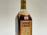 une image représentant une bouteille de rhum sur fond blanc