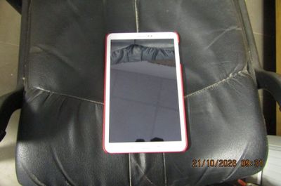 un téléphone portable posé sur un fauteuil en cuir noir