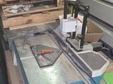 une machine posée sur une table dans une pièce