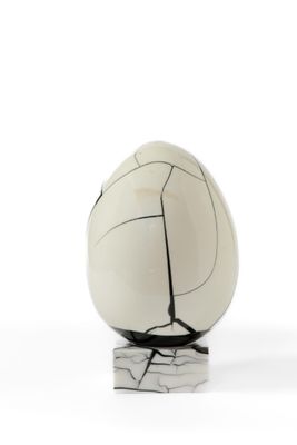 un ballon de football posé sur un socle en marbre