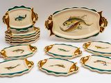 de nombreuses assiettes et plateaux ornés de motifs représentant des poissons