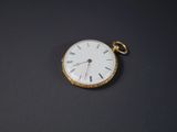 montre de poche sur un fond noir