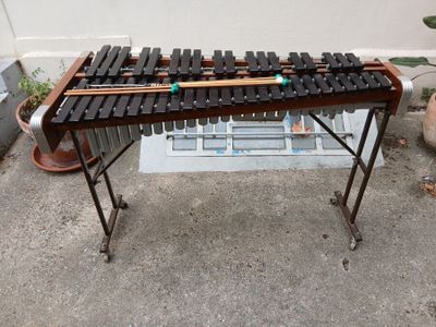 un grand instrument de musique posé sur une table
