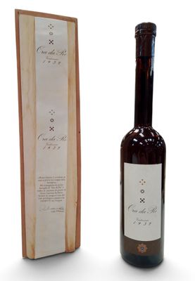 la bouteille de vin est à côté de la boîte sur la table