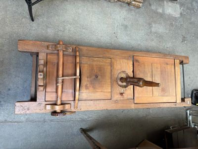 une porte en bois munie d'un loquet, dans un garage