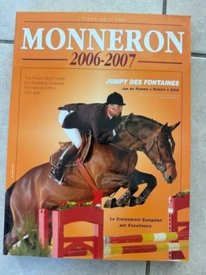 le livre est posé par terre, à côté d'un cheval brun
