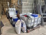 de nombreux récipients remplis d'eau et d'autres objets dans un garage