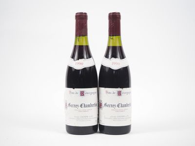 deux bouteilles de vin rouge posées l'une à côté de l'autre sur une surface blanche