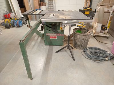 une image d'une scie à table dans un atelier