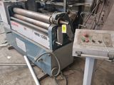 une image d'une machine qui travaille sur un morceau de bois