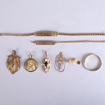 tout un tas de bagues et de colliers différents posés sur la table