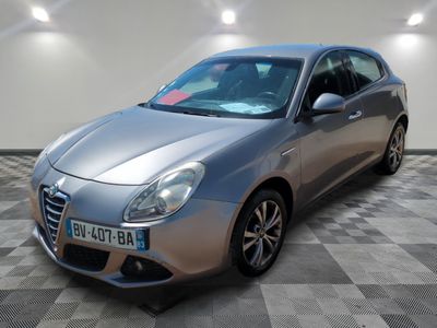 la voiture argentée est garée dans le garage sur le sol en damier