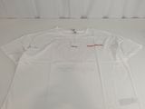un t-shirt blanc avec un logo rouge sur la poitrine