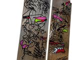 deux skateboards recouverts de graffitis