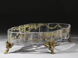 un saladier en verre transparent orné de motifs dorés