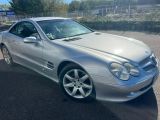 une Mercedes SLK argentée garée sur le bord de la route