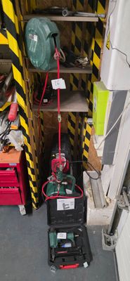une petite pièce remplie d'outils