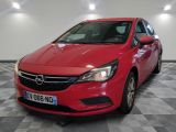 Une Opel rouge est garée dans une pièce dont le sol est en damier.