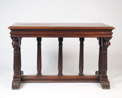 Table de style Renaissance en chêne mouluré, pieds cannelés.