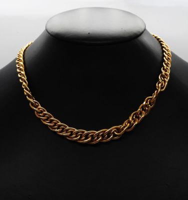 un collier à chaîne en or sur un mannequin mannequin mannequin mannequin mannequin mannequin mannequin mannequin mannequin mannequin
