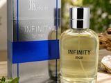 un flacon de parfum posé sur une table, à côté d'une boîte