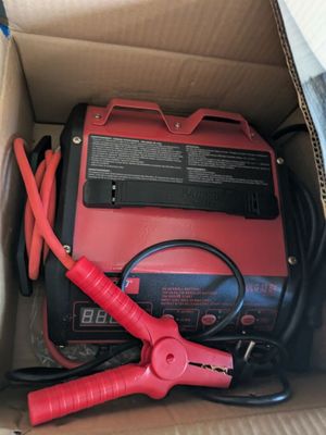 une boîte contenant un démarreur d'urgence rouge et noir