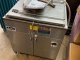 une machine posée sur le sol d'une pièce