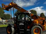 un tracteur garé sur le bord de la route