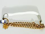 la chaîne en or est attachée à un sac transparent orné d'un pendentif en forme d'étoile