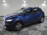 une Toyota RAV bleue garée dans une pièce au sol à carreaux