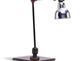 une photo d'une lampe de bureau posée sur une table