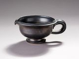 une tasse noire posée sur une table