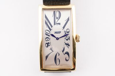 gros plan d'une montre sur une surface blanche
