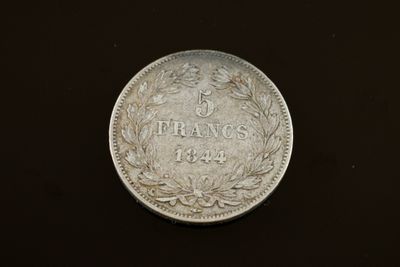 gros plan d'une pièce de monnaie sur une table à fond noir