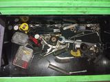 une boîte verte remplie d'outils divers et variés