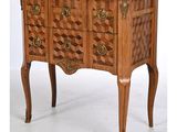 une commode en bois avec un plateau en marbre