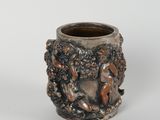 un gros plan d'une tasse ornée d'un lion