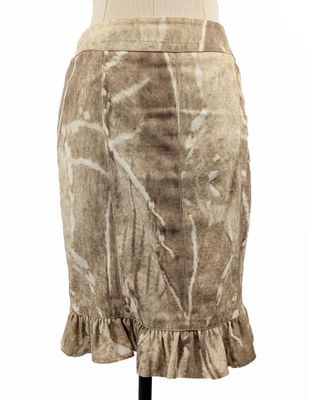 jupe tie-dye à volants, présentée sur un mannequin