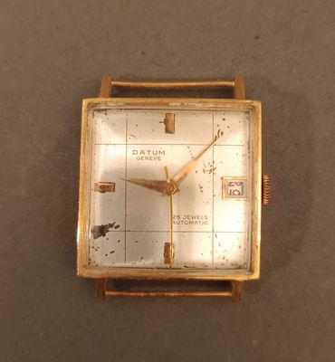 une montre en or dont le cadran représente une carte